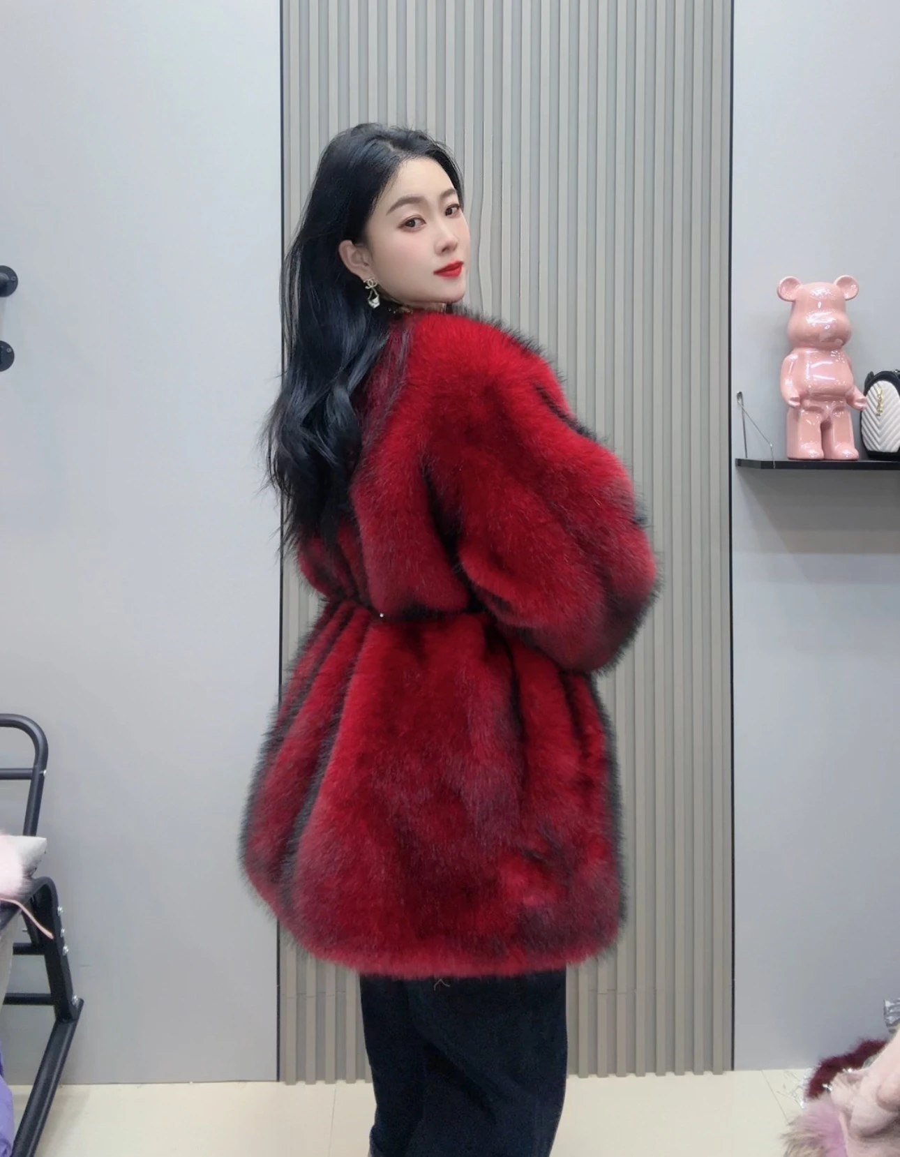 2025 겨울 신상 레드 그라데이션 헤비 시퀸 퍼 재킷 여성 루즈핏 패션 V넥 허리 묶는 따뜻한 인조 모피 롱 코트 여성용