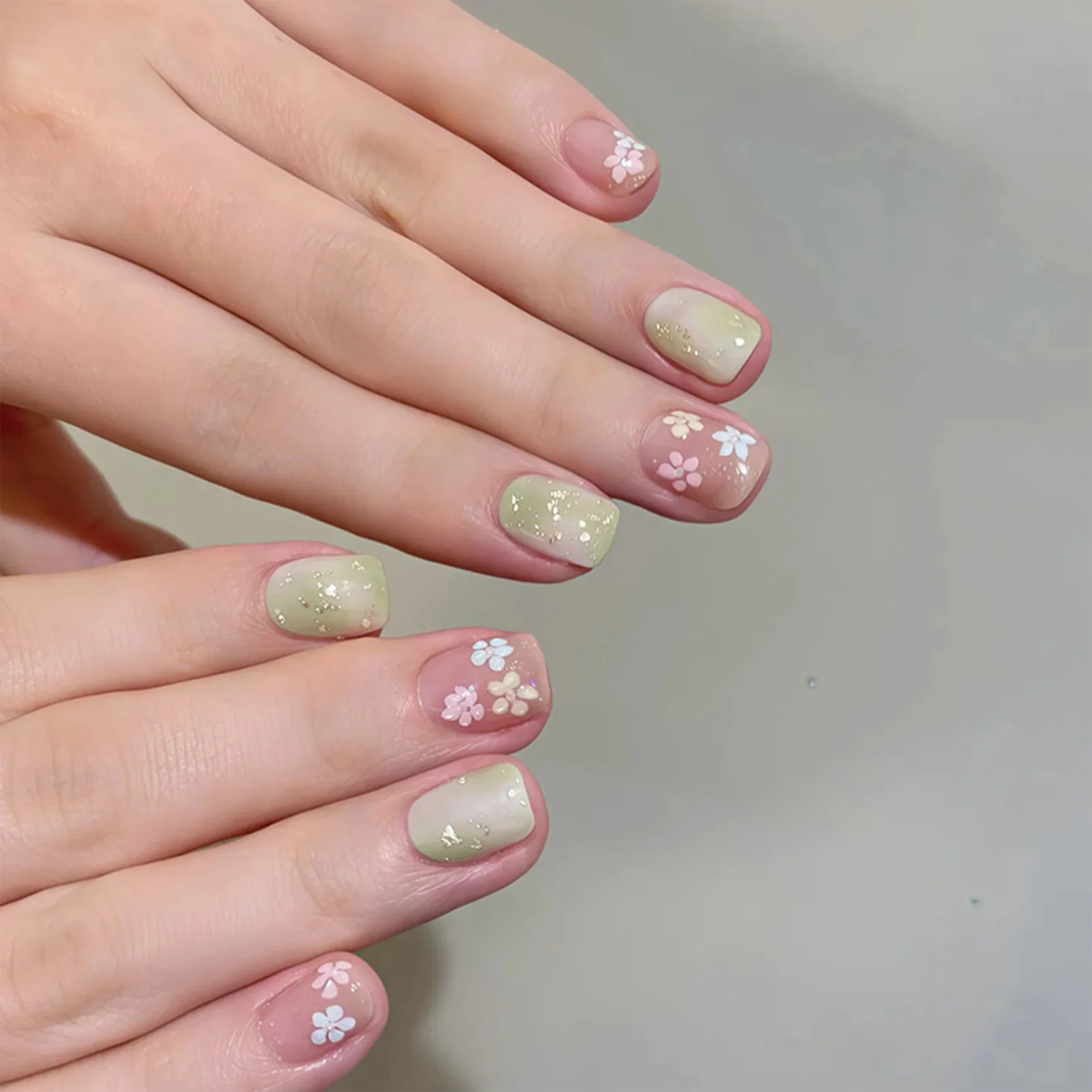 

24Pcs Short Square Artificial Nails Summer and Spring Green Acrylic Press On Nails for Women and Girls Fake Nails Flower Printed