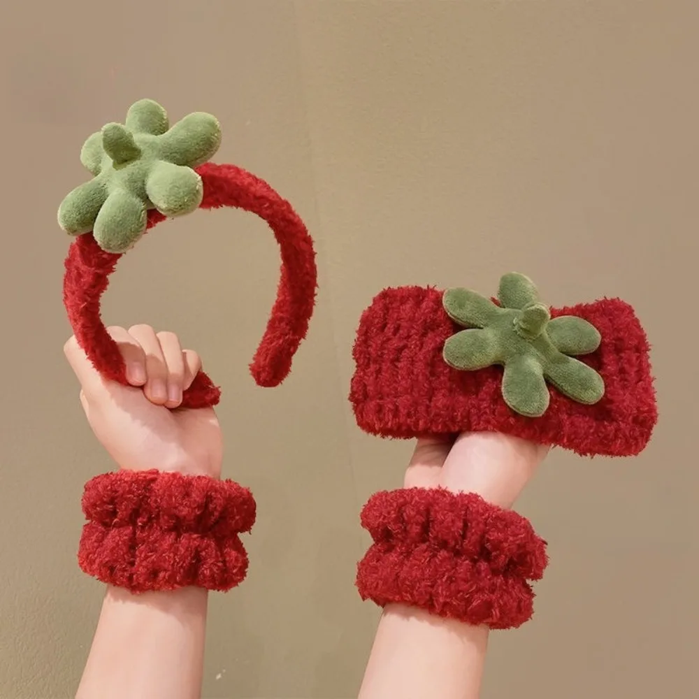 4pcs Strawberry Waterproof wrist strap moisture-proof sleeve Hair Bands Hair Bands for Girls Utility Applying Headband Hair Ties