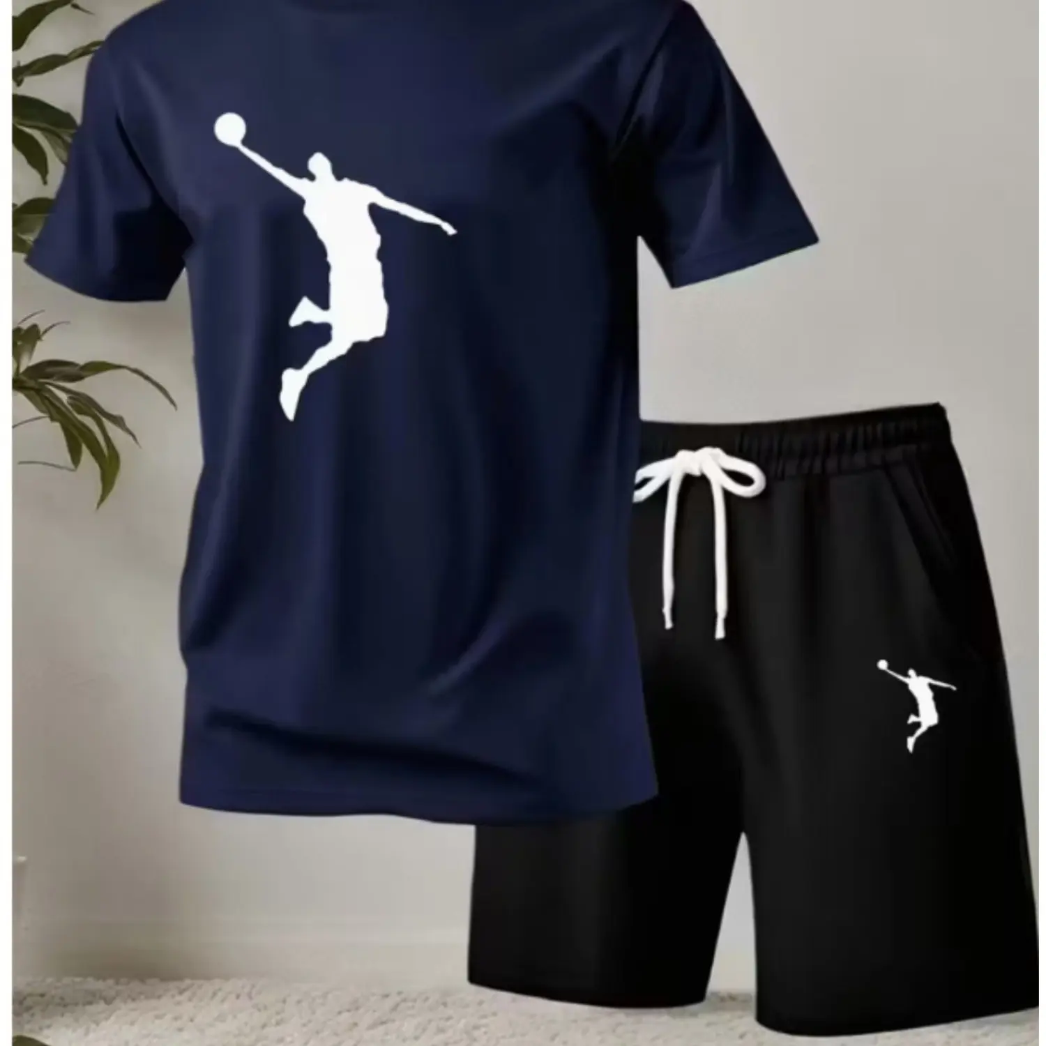 

Летний комплект: футболка с принтом и быстросохнущие шорты. Модный повседневный комплект из футболки с коротким рукавом и стильных шорт.