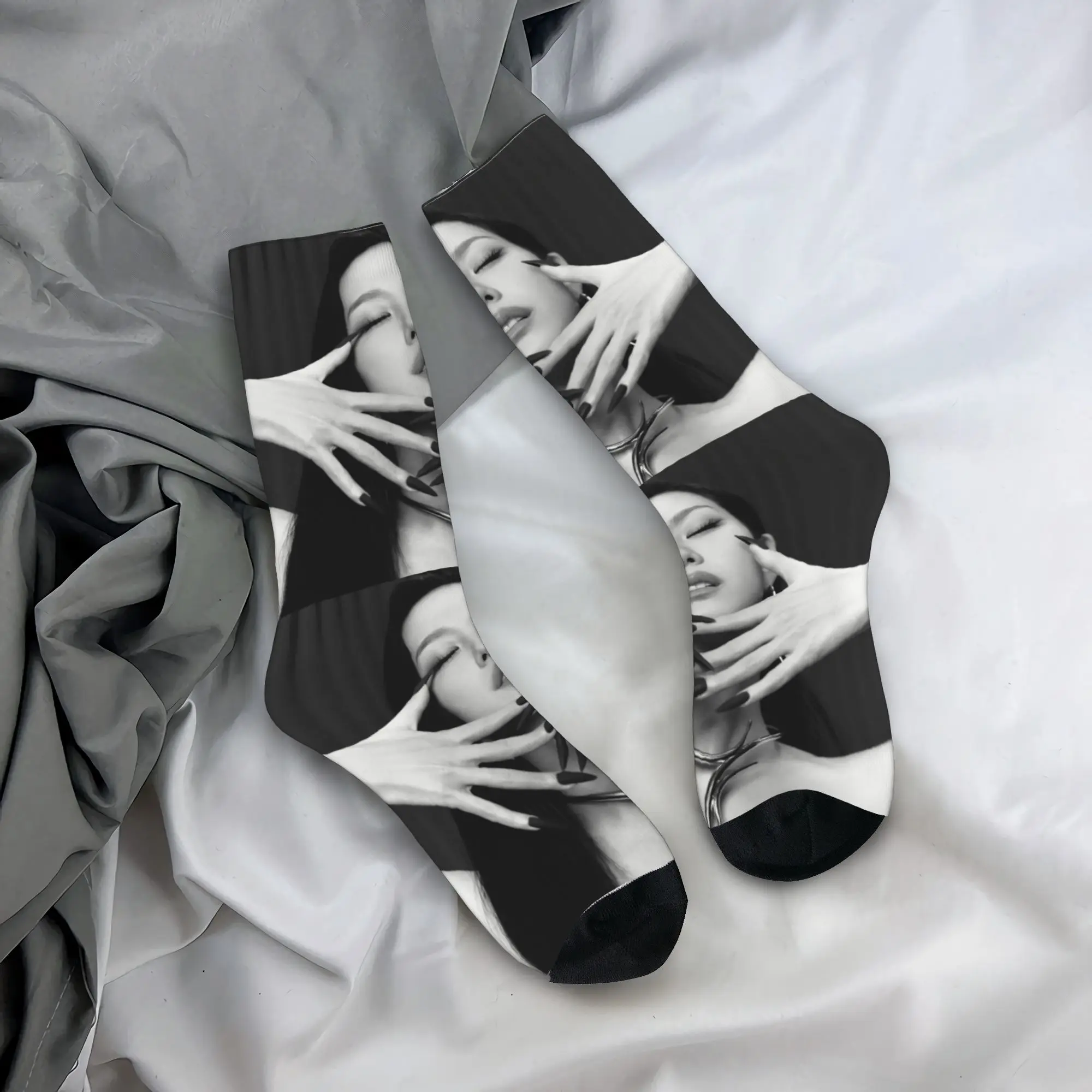 ถุงเท้าลายกราฟิกแฟชั่น Zayn Malik & Jisoos 2025 Eyes Closed ถุงเท้ากันลื่นสำหรับฤดูหนาว ถุงเท้าคู่รักสำหรับเล่นกีฬากลางแจ้ง ถุงเท้านุ่ม