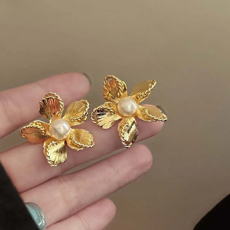 Exaggerated Gold Color Flower Pearl Stud Earrings for Women Vintage Metal Large Petal Drop Earrings Wedding Party Jewelry