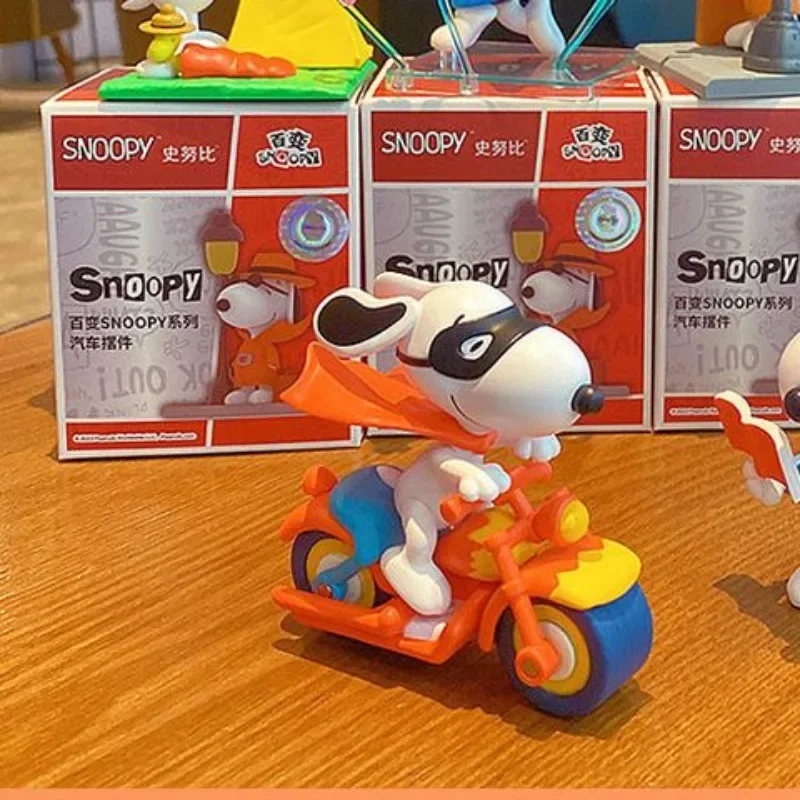 Snoopy อะนิเมะ Kawaii กล่องตาบอดอินเทรนด์ของเล่นตุ๊กตาน่ารักการ์ตูนรุ่นกล่องตาบอดของเล่นรถเดสก์ท็อปตกแต่งของขวัญแปลกใจขายส่ง