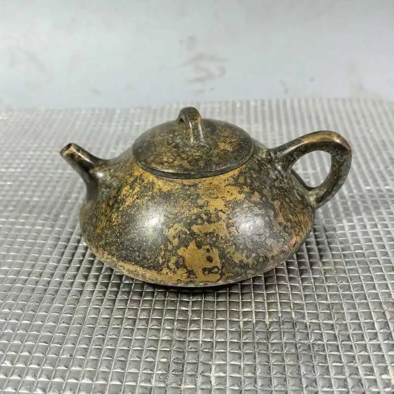 Pure copper teapot, passed down from to generation, exquisitely carved, with a regular shape, a fine art craft orname