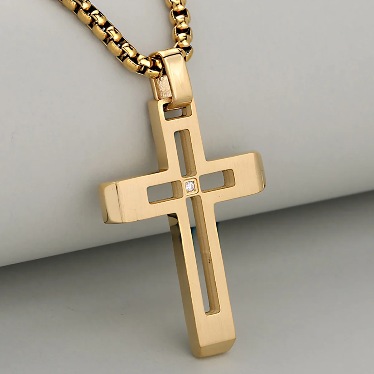 

Simple All-Match Hollow Zircon Stainless Steel Cross Pendant Necklace for Women and Men, Daily Clavicle Necklace