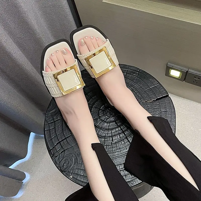 Nuevas zapatillas con hebilla cuadrada para mujer en verano, suela blanda para uso doméstico, antideslizantes, parte inferior plana de moda, arrastre recto