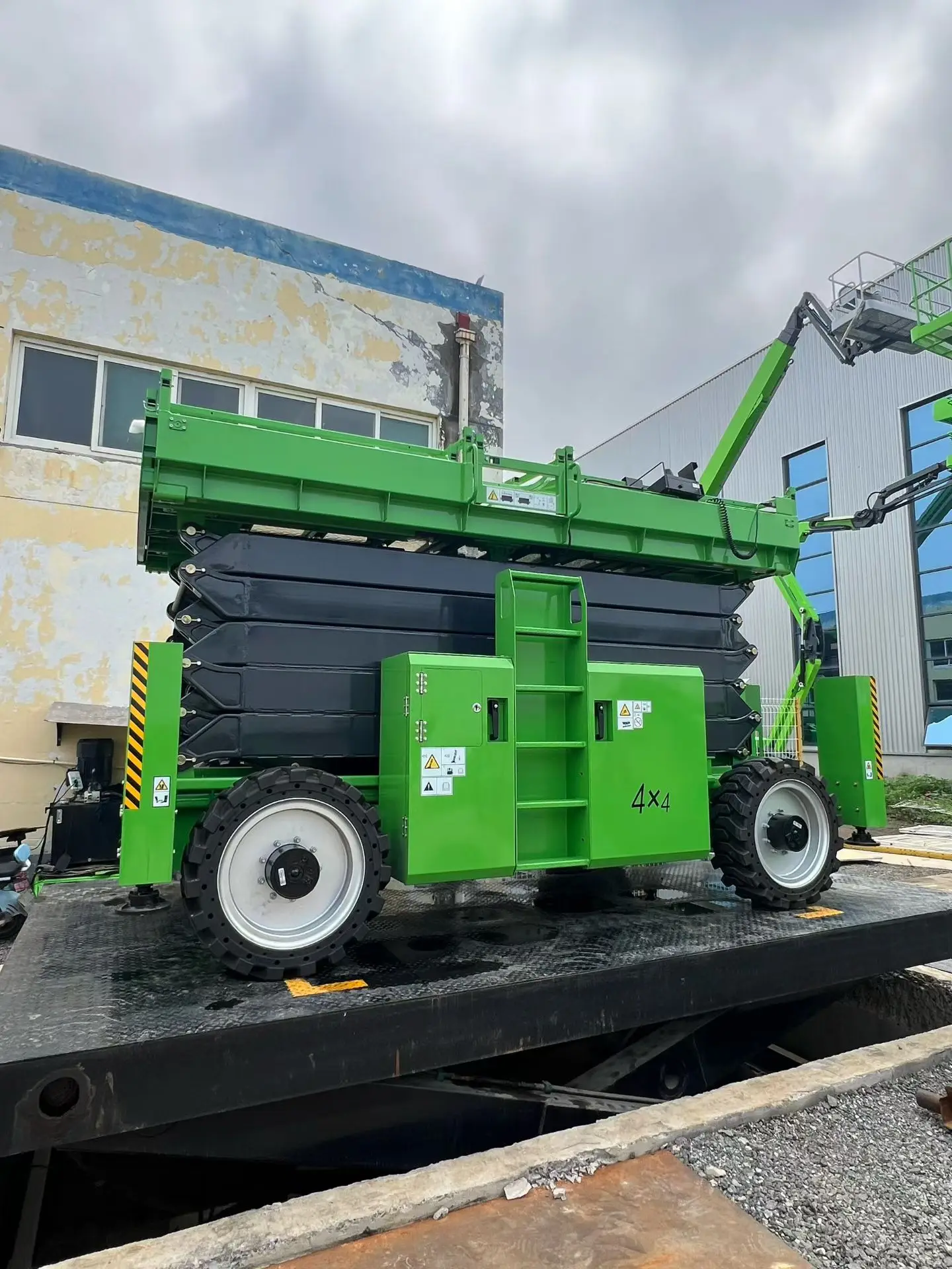 Hydraulic Powder Lift Electric Mobile Scissor Lift Scaffolding Platform 8m Platform Height 450kg Capacity Steel Construction