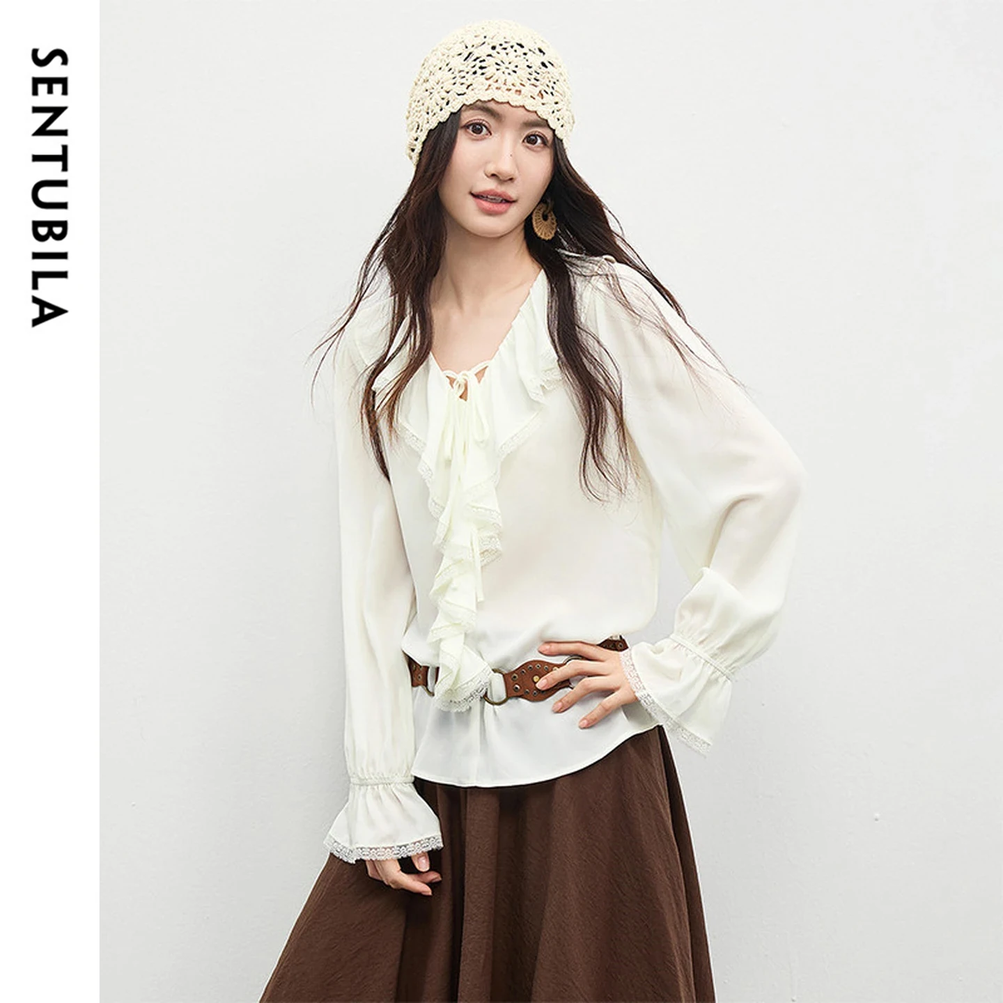 

Женская блузка SENTUBILA с рюшами и кружевной отделкой, элегантная, с V-образным вырезом, рукавами с оборками и завязками, модная прямая шифоновая рубашка Весна 2026, 161VA5044