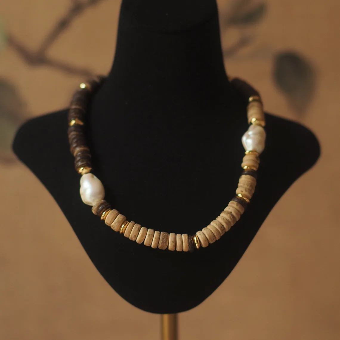 

French Retro-Inspired Artisan Necklace - Coconut Wood & Faux Baroque Pearl Beaded, Colorful Niche Design with European-Western F