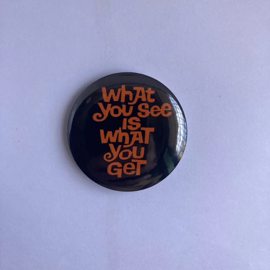 أزرار خمر شارة بدبوس 1.73 بوصة مضحك الفكاهة الساخرة روح الدعابة الرجعية إرتداد هدية دبابيس على ظهره