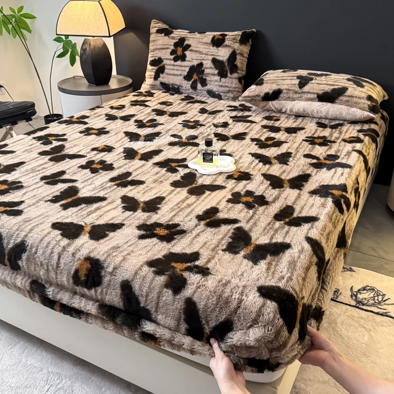 

Новинка 2025 года, утолщенный и теплый зимний наматрасник, покрывало с принтом кролика на 360 градусов, плюшевая защита для кровати высокого веса