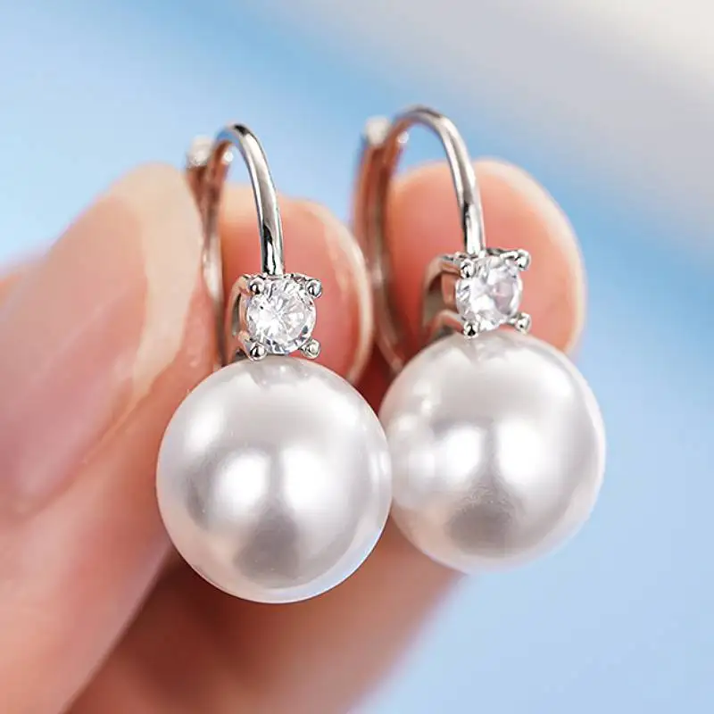 Huitan Ästhetische Imitationsperle Damen-Tropfenohrringe, trendige Accessoires, eleganter Schmuck, eingelegte glänzende CZ für Hochzeit, Verlobung