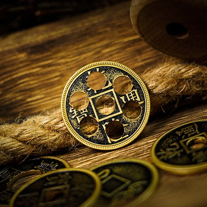 

Сумасшедшая китайская монета, фокусы, прыгающее отверстие, сценические иллюзии крупным планом, трюки, ментализм, реквизит, движущееся отверстие на древней монете, магия