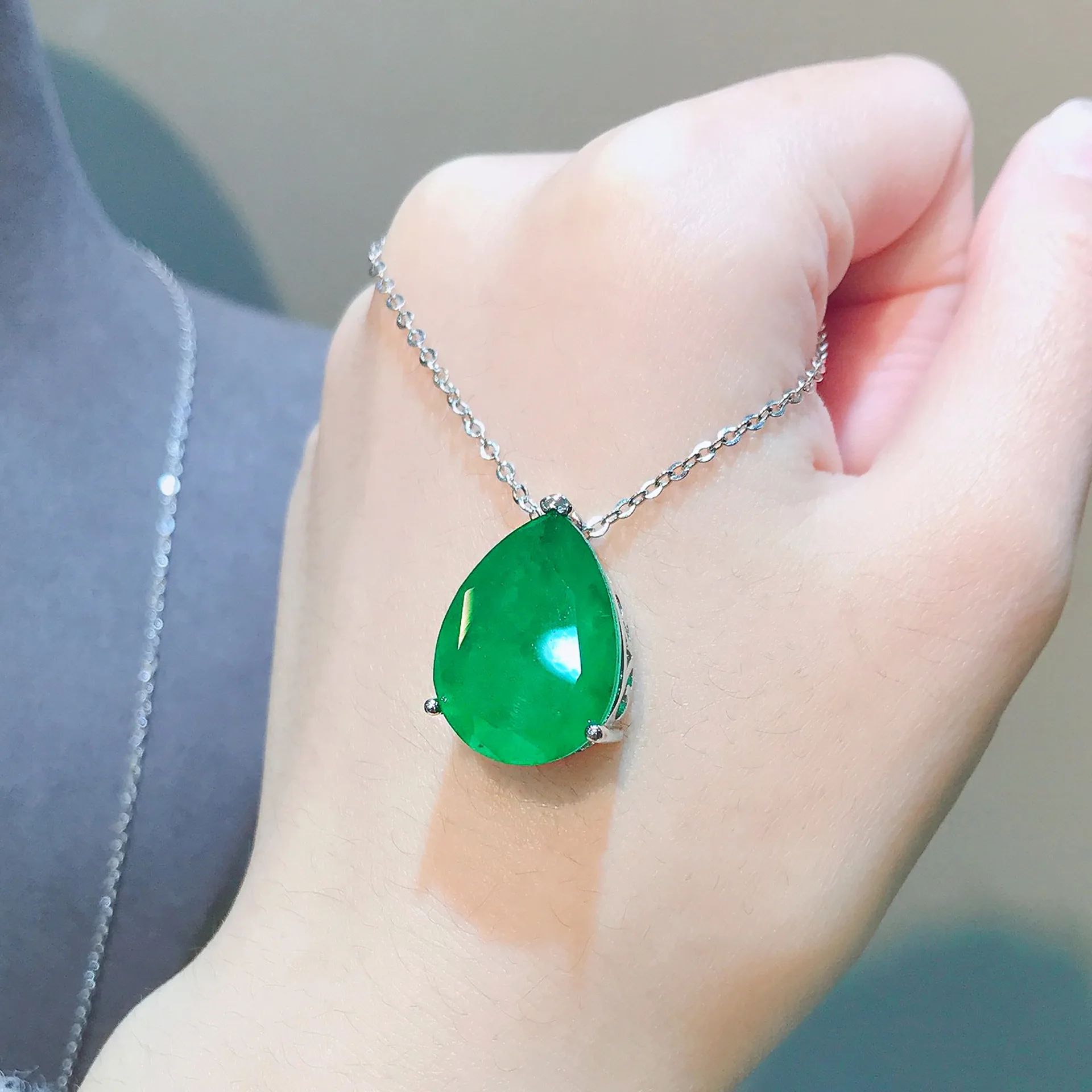 Kristall-Smaragd-Paraiba-Anhänger in Birnenform für Ohrringe und Halskette. Schmuckset für Damen. – Detail 2