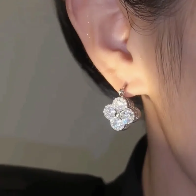 أقراط زهرة الزركون الفاخرة الخفيفة بأربع أوراق، أقراط أذن ماسية فائقة الاستخدامات بإبزيم على الوجهين