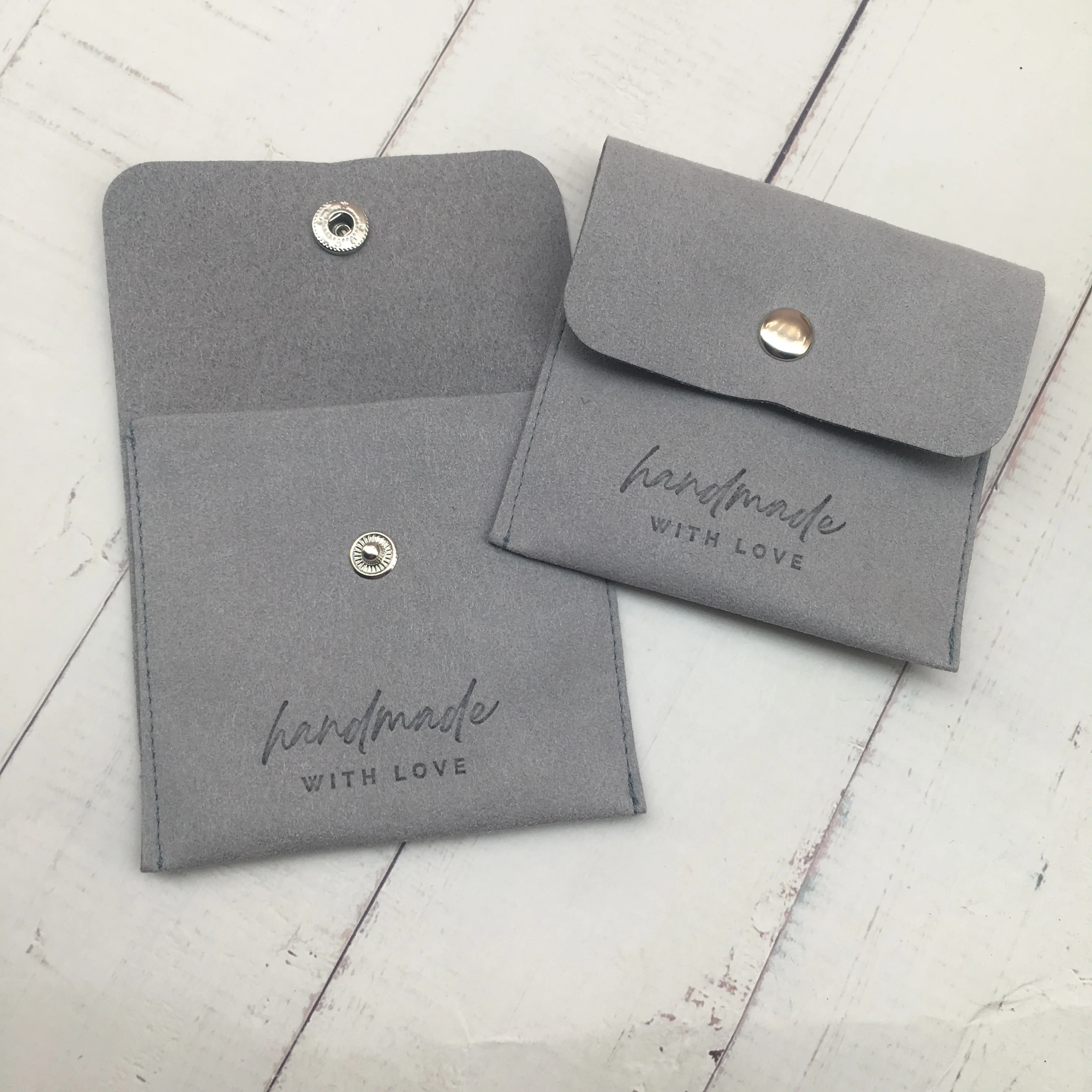 

50 шт./лот, чехол для ювелирных изделий с логотипом на заказ, упаковочная сумка, замшевый подарочный браслет, ожерелье, серьги, кольца, сумки для хранения из микрофибры