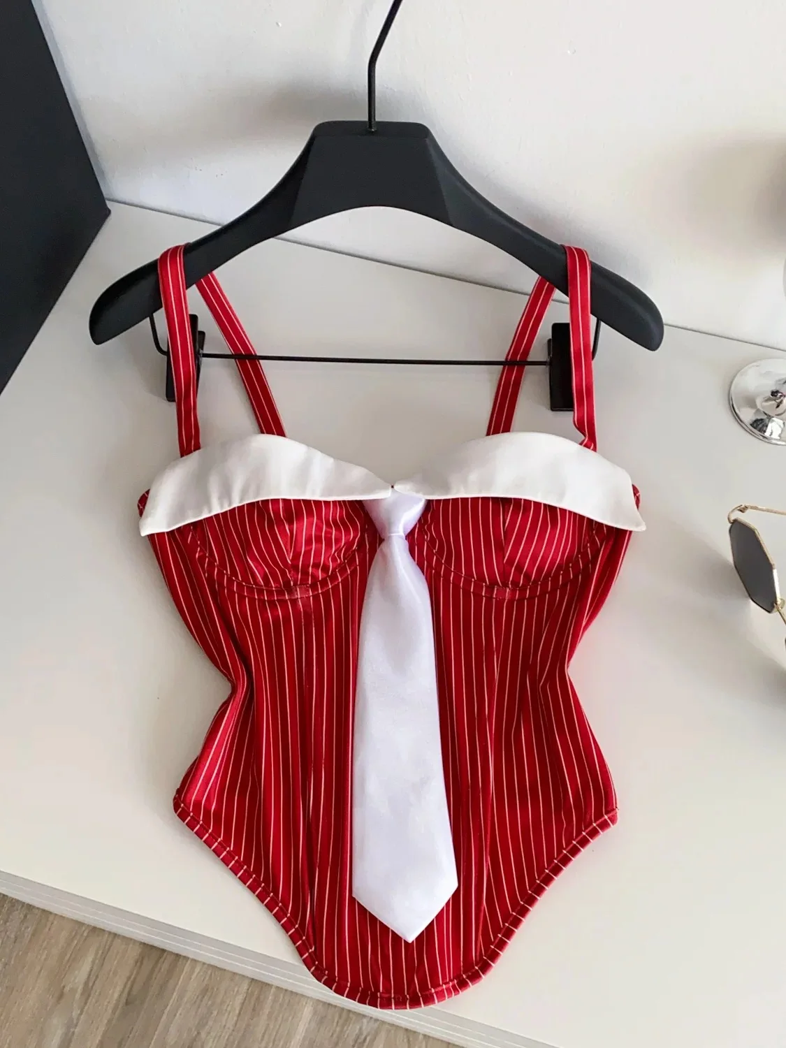 

French striped tie U-hem slimming top, fashionable and simple hot girl camisole, design high-end versatile vest