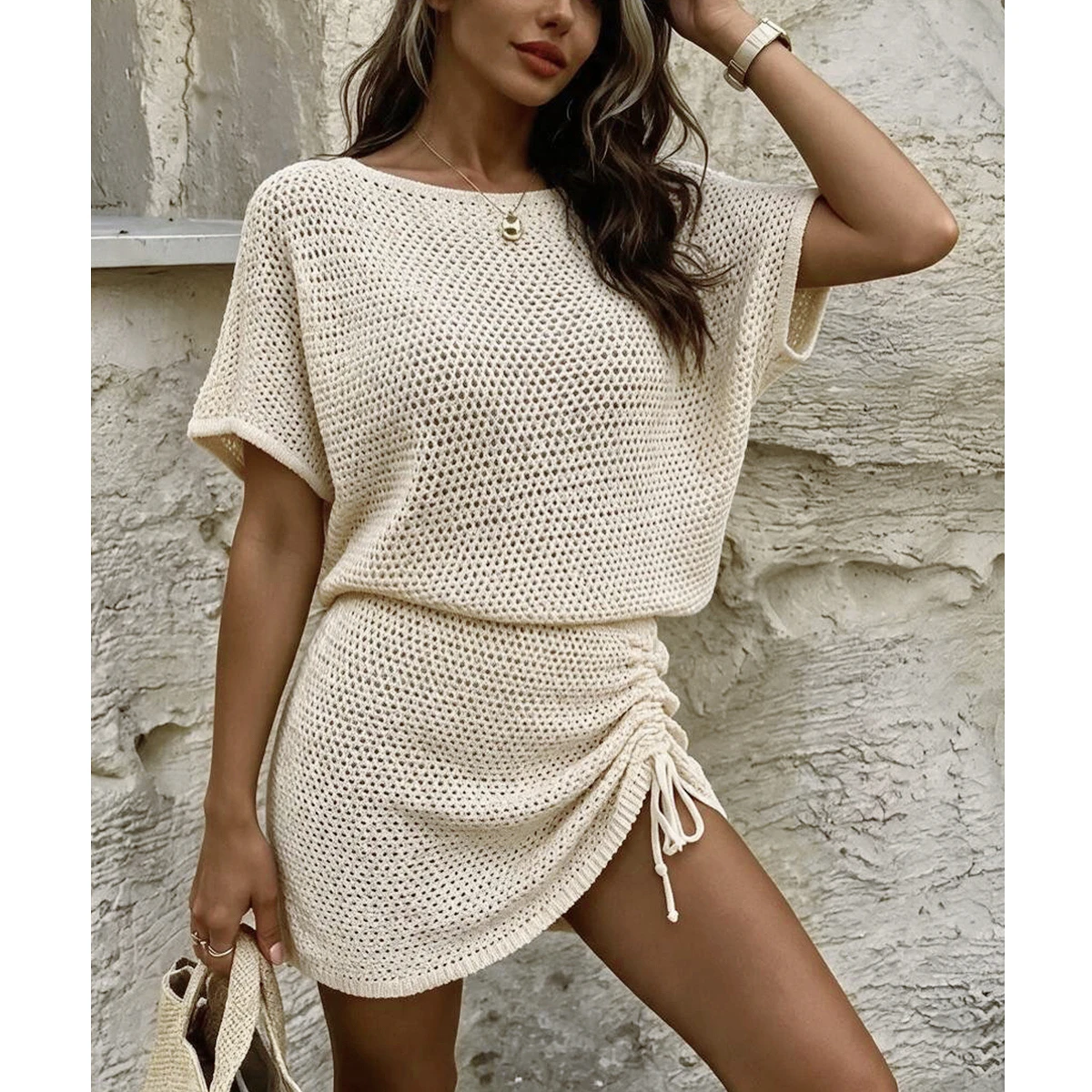 Lässiges, tailliertes Strick-Kurzkleid, Strandkleid mit seitlichem Tunnelzug und Cut-Outs, trendige Damen-Strandmode – Detail 12