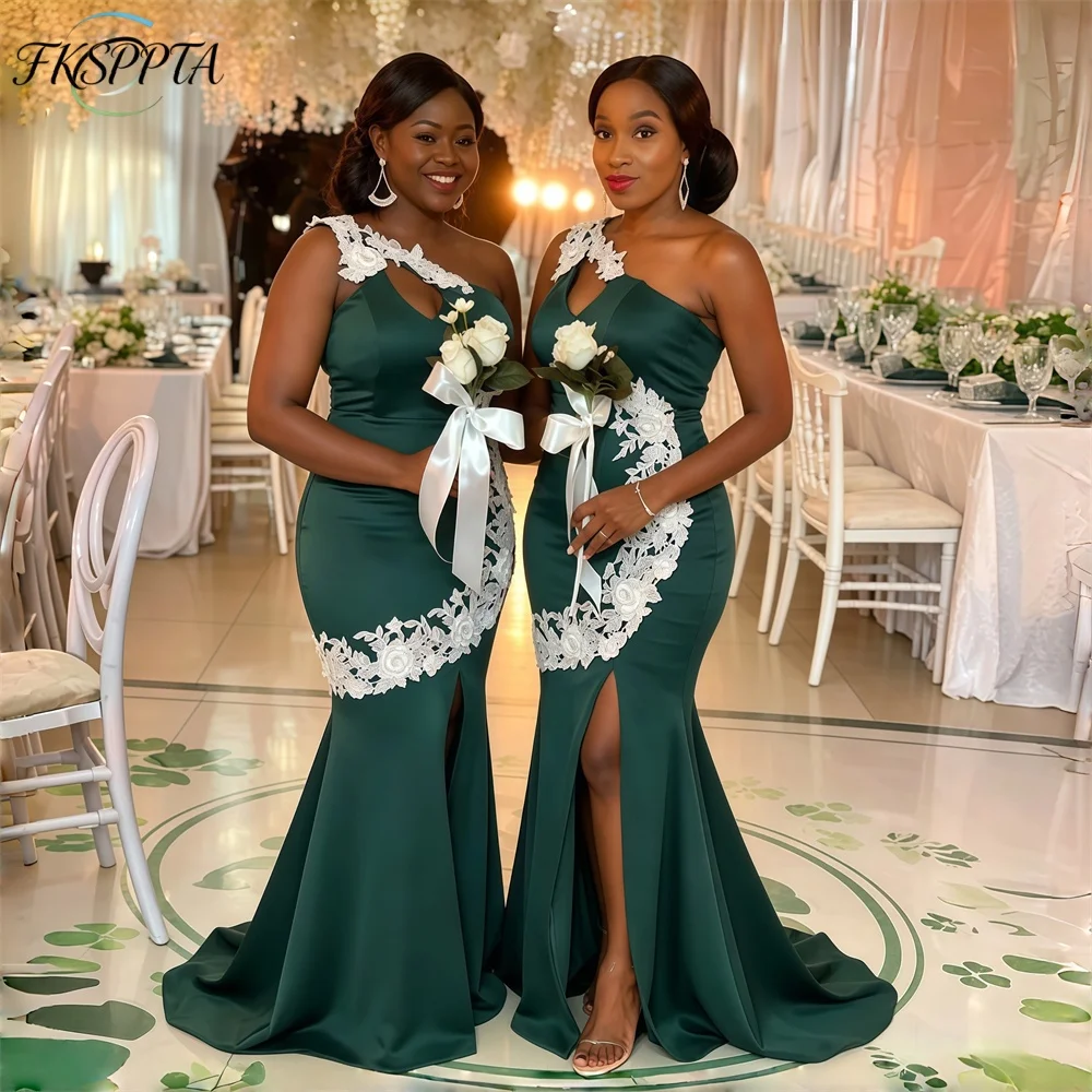 Green One Shoulder Mermaid Bridesmaid Dresses White Lace Appliques Side Split Corset Back Long Maids Of Honor Gowns For Wedding
