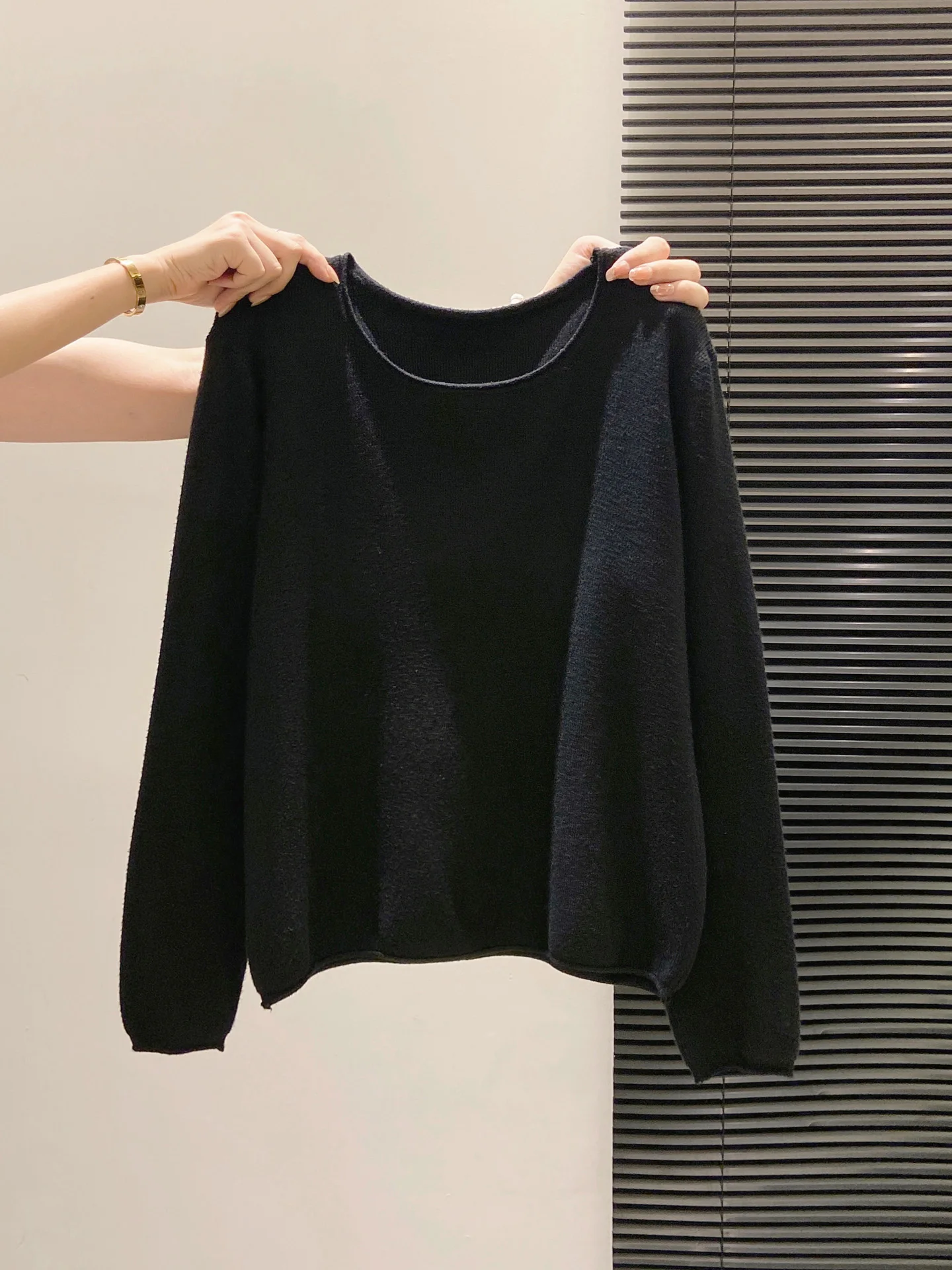 เสื้อสเวตเตอร์ถักทรงกลมสีพื้นเรียบง่าย สวมใส่สบาย เหมาะสำหรับผู้หญิง ใส่ได้ทั้งฤดูใบไม้ร่วงและฤดูหนาว เนื้อผ้านุ่มละมุน อ่อนโยนต่อผิว เหมาะสำหรับเป็นเสื้อตัวใน