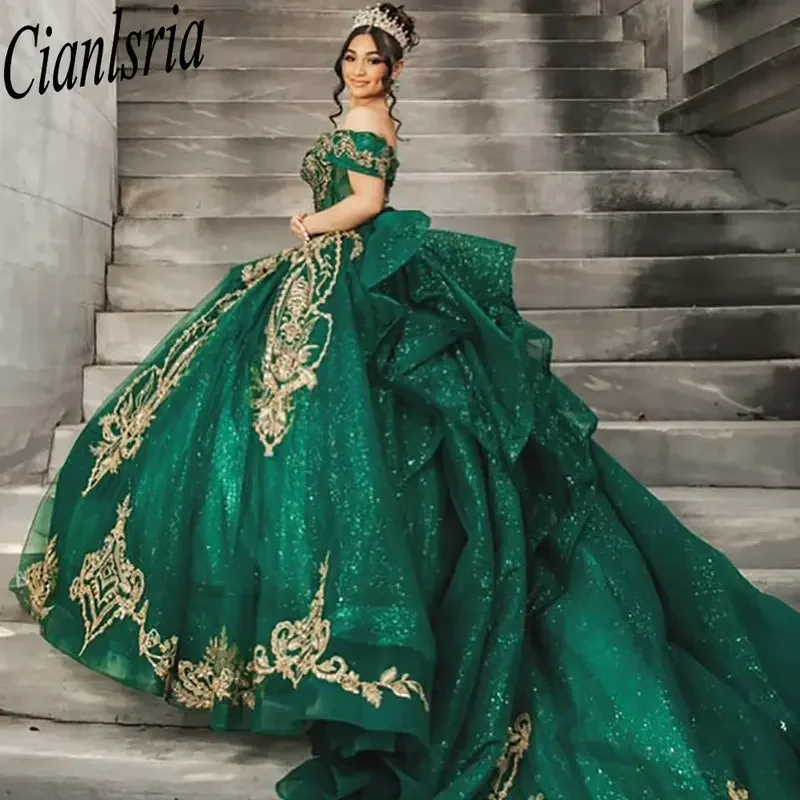 

Emerald Green Off The Shoulder Quinceanera Dresses Ball Gown Gold Appliques Lace Ruffles Sweet 15 Años Mexican Customized
