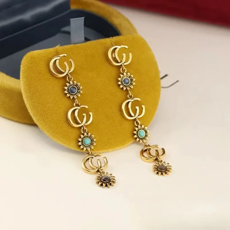 أقراط ديزي صغيرة بحرف G مزدوجة