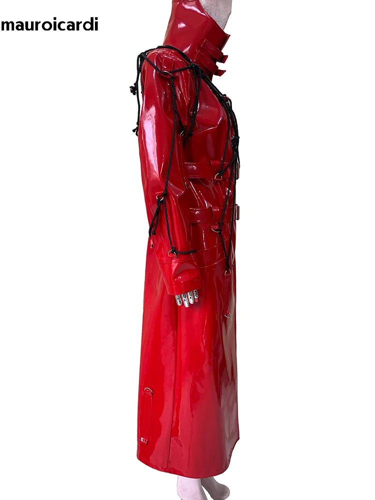 Mauroicardi 秋クールロング光沢のある反射赤パテントフェイクレザーコート女性巾着ダブルベルトパンクスタイルの服