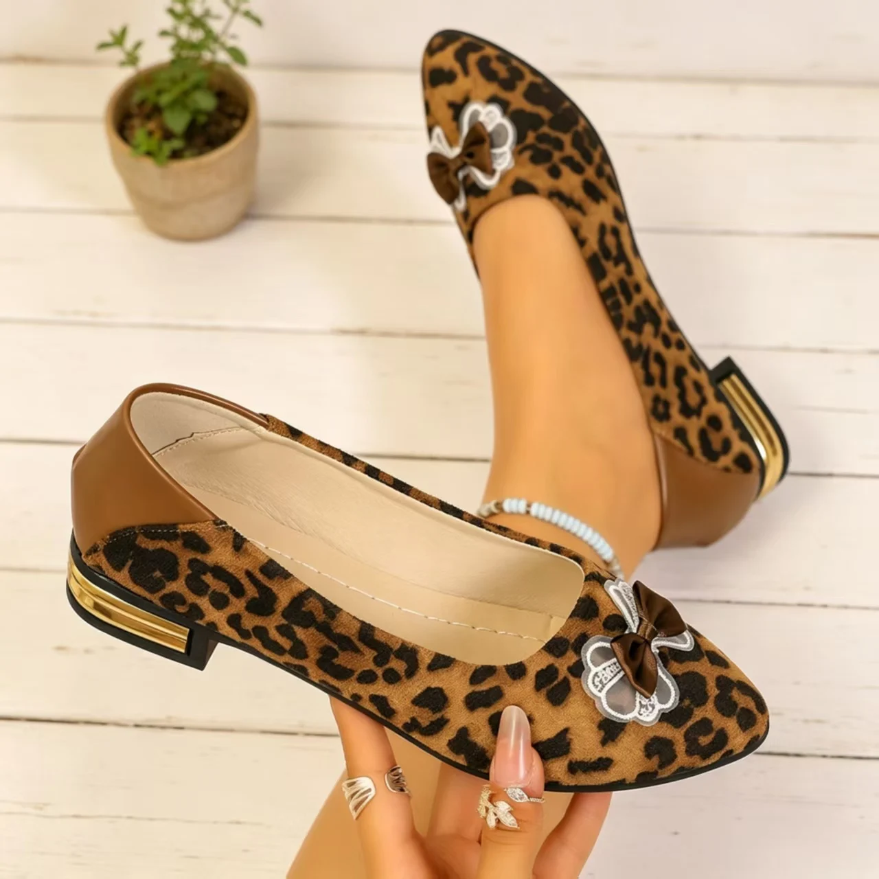 Zapatos de tacón bajo con punta en pico y estampado animal para mujer, con lazo de diamantes de imitación, sin cordones, ideales para citas y el trabajo, moda de otoño.