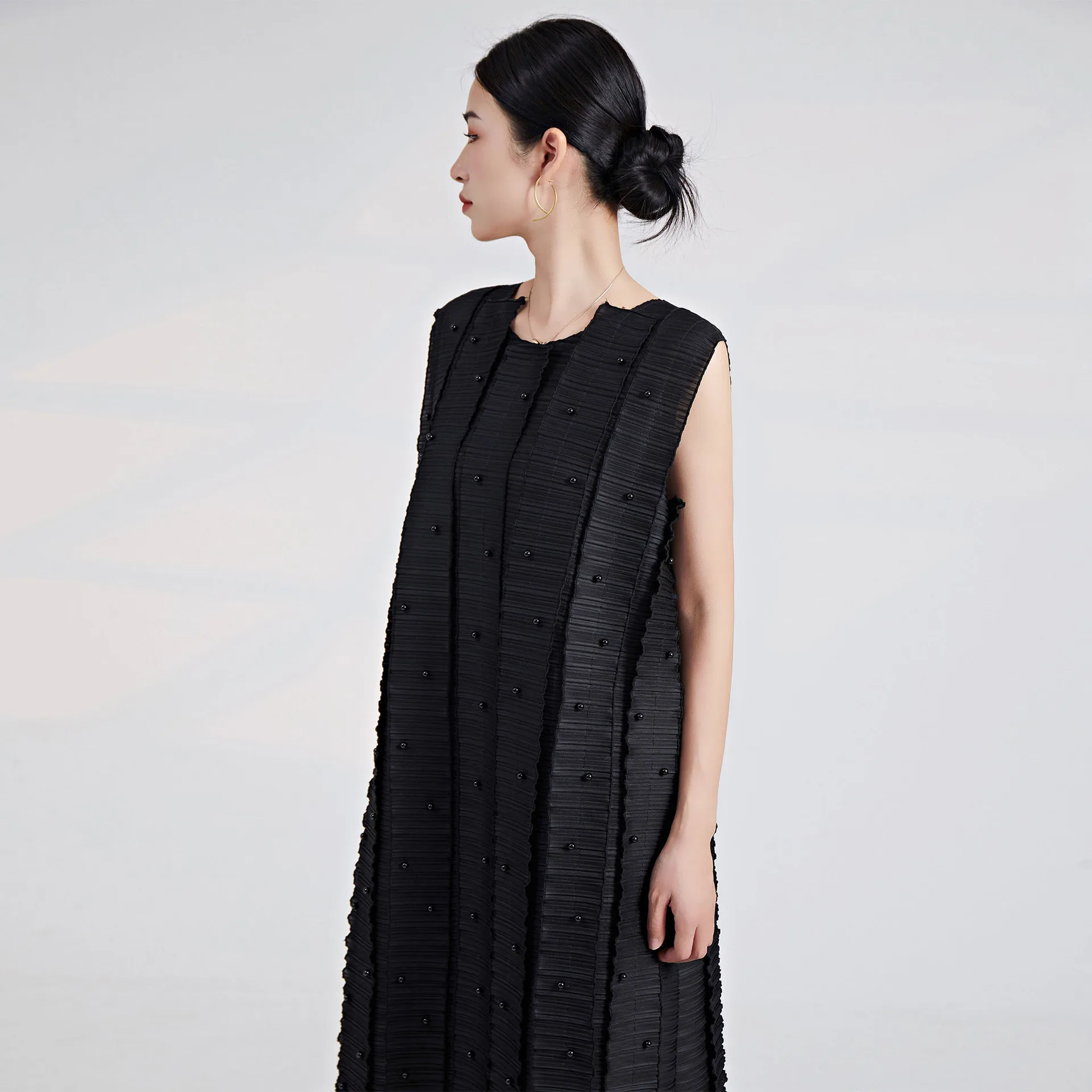 Vestido europeu e americano high-end, saia longa plissada, preto, sem mangas, grânulos cravejados, elegante verão de três quartos