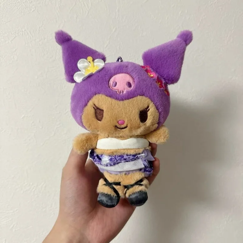 جديد هاواي حمامات الشمس كورومي سينامورول ميلودي أفخم المفاتيح الصيف تان سانريو الجلد الداكن كيتي القط بلوشين دمية قلادة