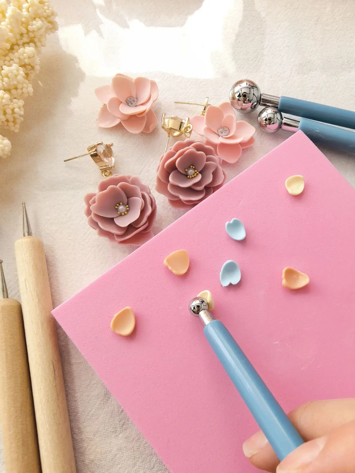 10 x 10 cm große PLA-Arbeitsmatte mit Antihaftbeschichtung für die Herstellung von Blumen und Blütenblättern aus Polymer-Ton – Gelb- und Rosa-Bastelunterlage für Schmuck und Ohrringe – Detail 4