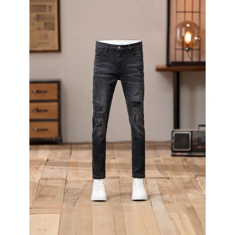 Jeans grigi neri con toppa graffiata da uomo autunno 2025 nuovo articolo retrò stile americano pantaloni a gamba piccola elastici cool e slim fit