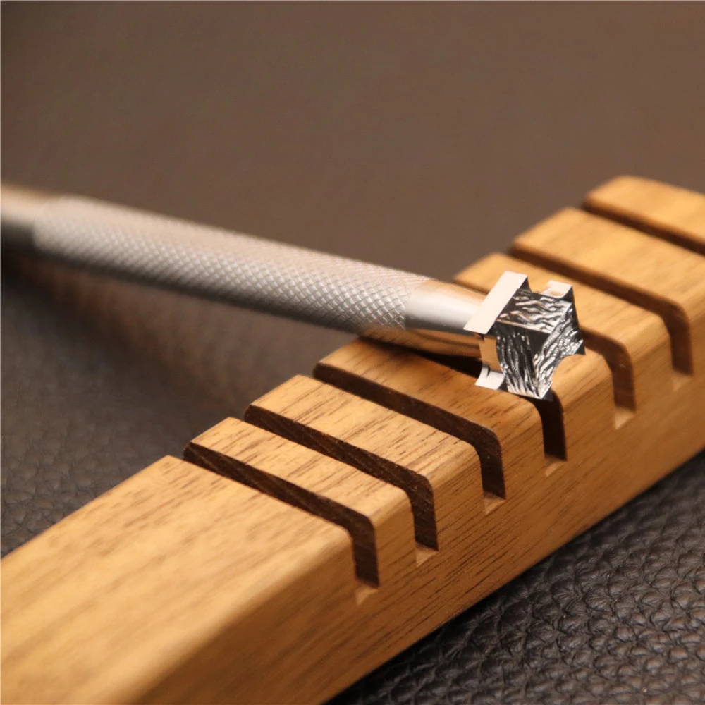 BL413 Crack Combination Deisgn Leather Carving Punch Leather Embossing Stamps Craft Tools Stainless Steel Puncher 11.4x13mm