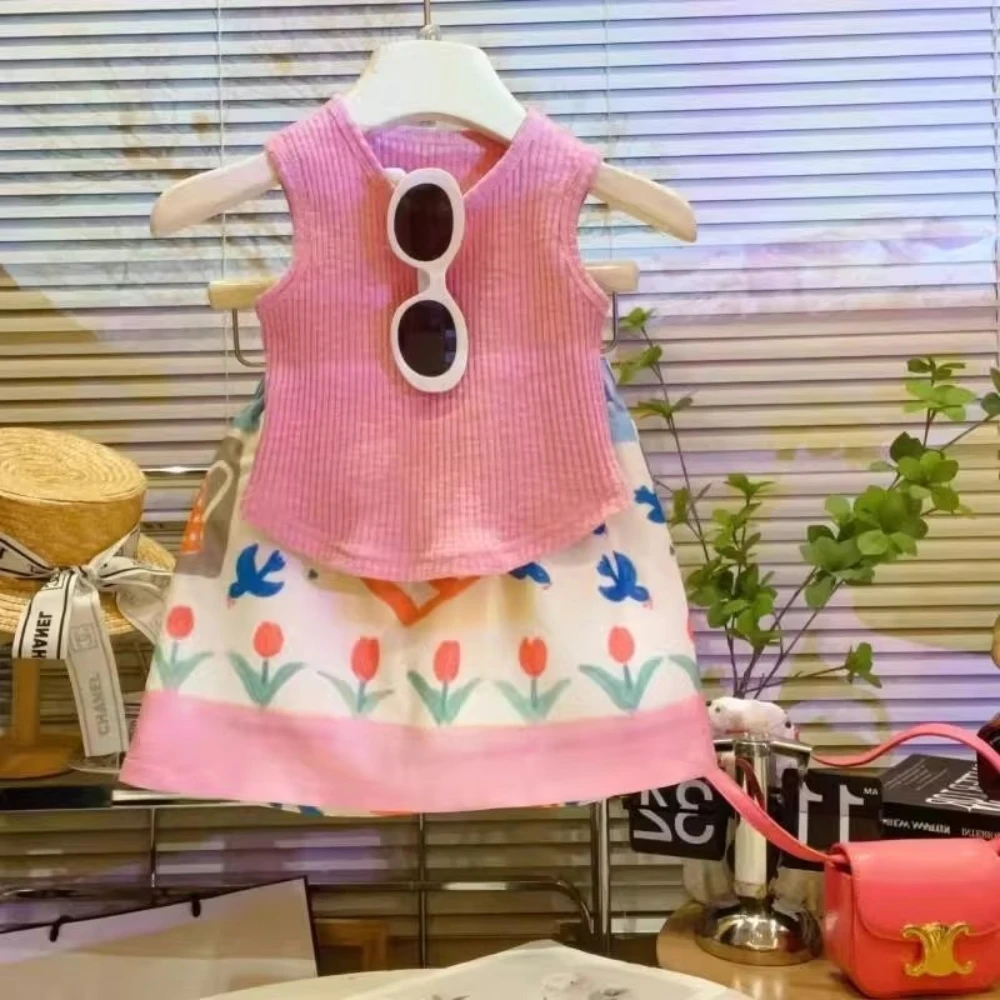

Новая летняя одежда для девочек 2-7 лет: милый и стильный комплект в корейском стиле — топ без рукавов с круглым вырезом и шорты-тюльпаны.