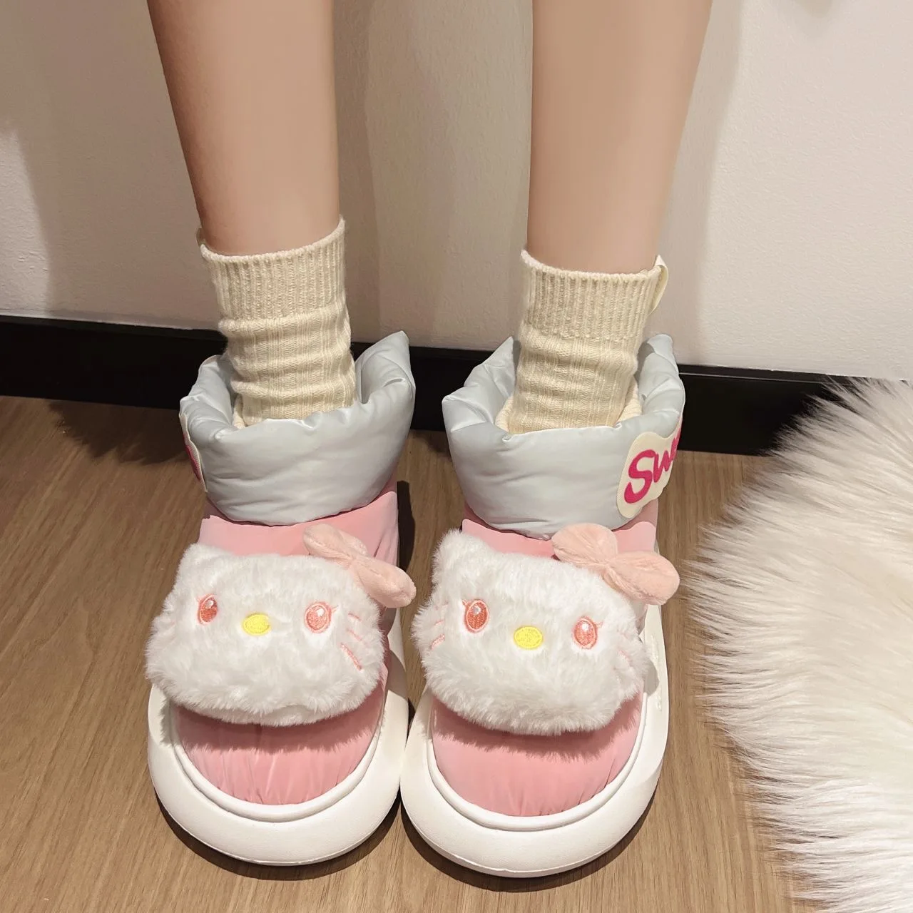 Sapatos fofos de algodão Hello Kitty para mulheres no inverno, sola grossa e botas curtas de veludo, botas de neve antiderrapantes e personalizadas