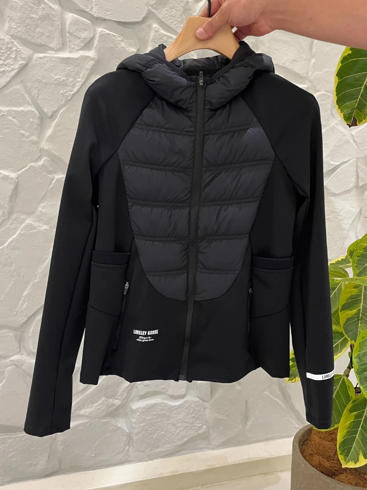 90 أوزة أسفل سترة 2025 خريف/شتاء التباين اللون خياطة ملابس اليوغا مقنعين سترات قصيرة المرأة معطف منتفخ رياضي غير رسمي