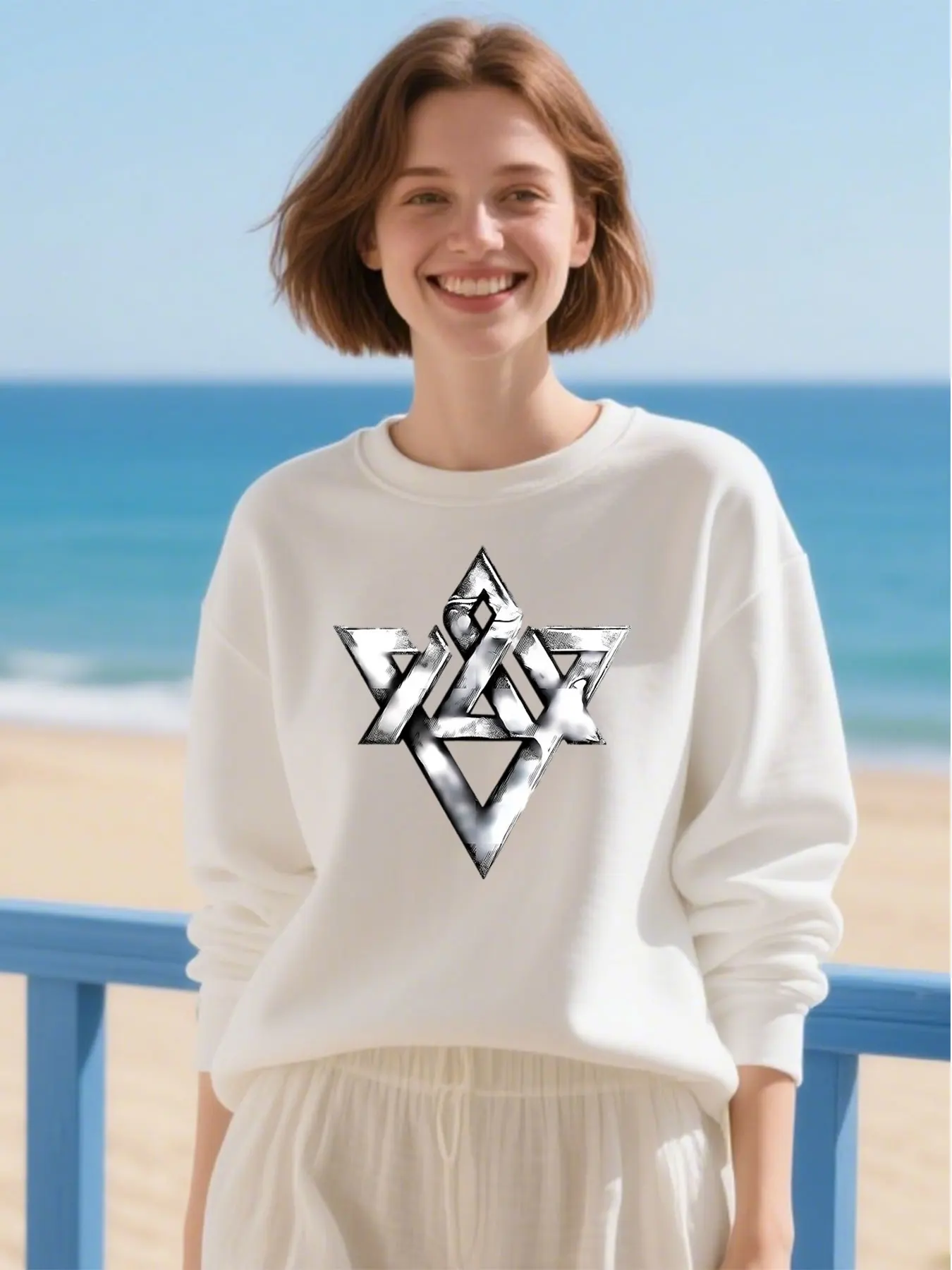 Zacht katoenen damessweatshirt met ronde hals en levendige geometrische metallic embleemprint, perfect voor kerstcadeau en casual buiten