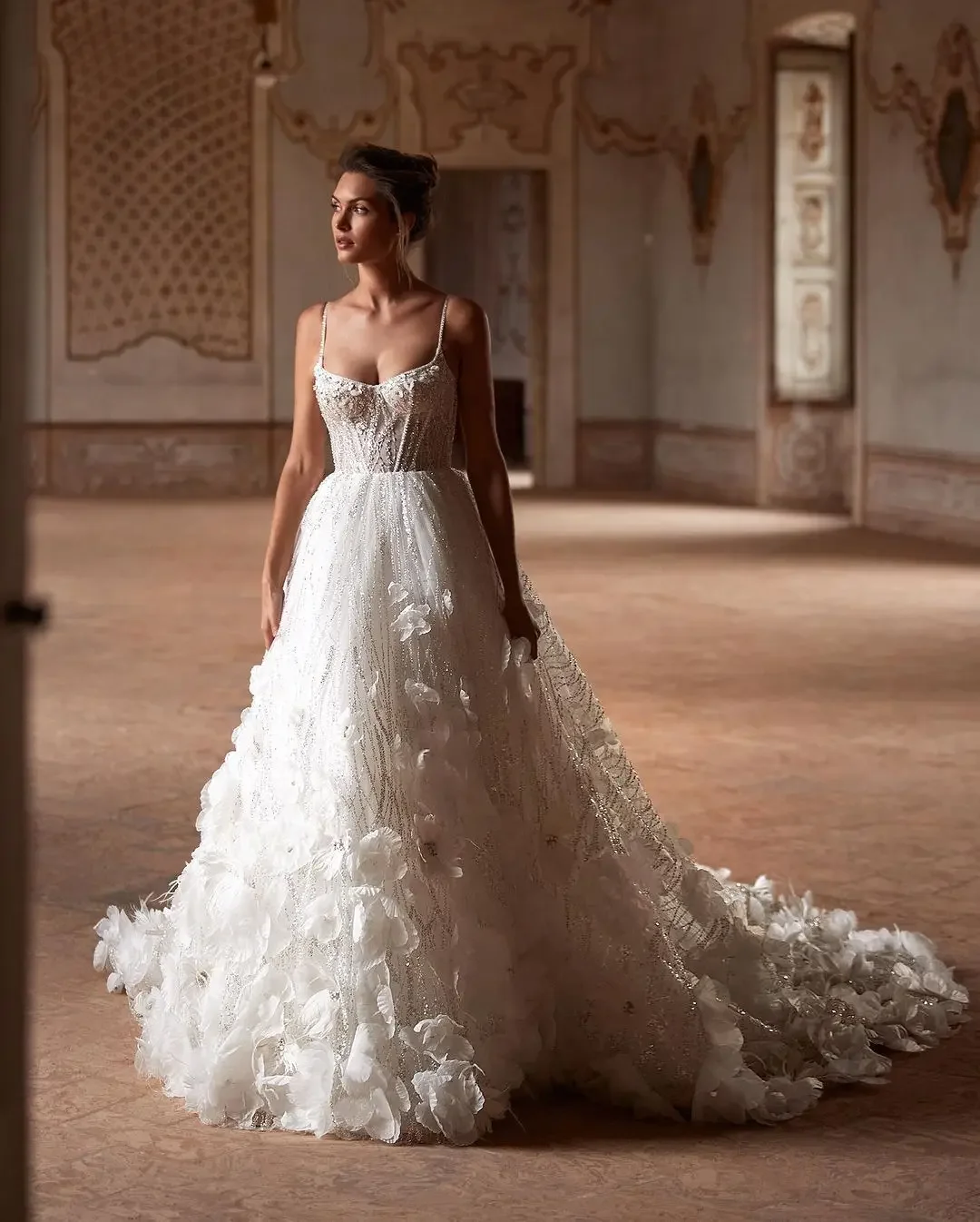 

Sexy A Line Wedding Dresses with Jacket Appliques Lace Bridal Gowns Custom Made Sexy Backless Sweep Train Robe De Mariee