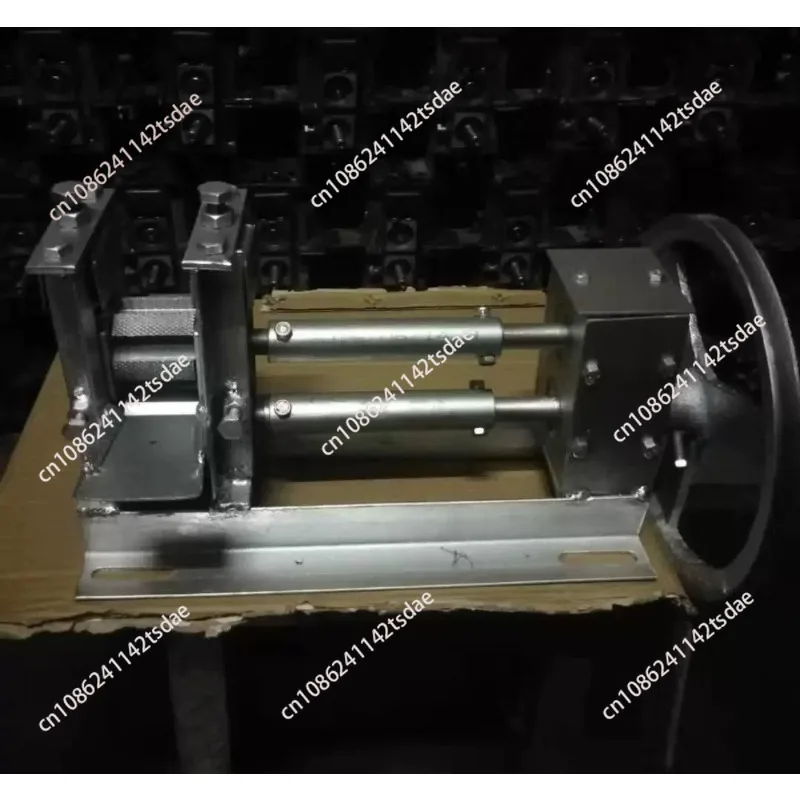Electric strip head, bamboo laminating machine, bamboo machinery
