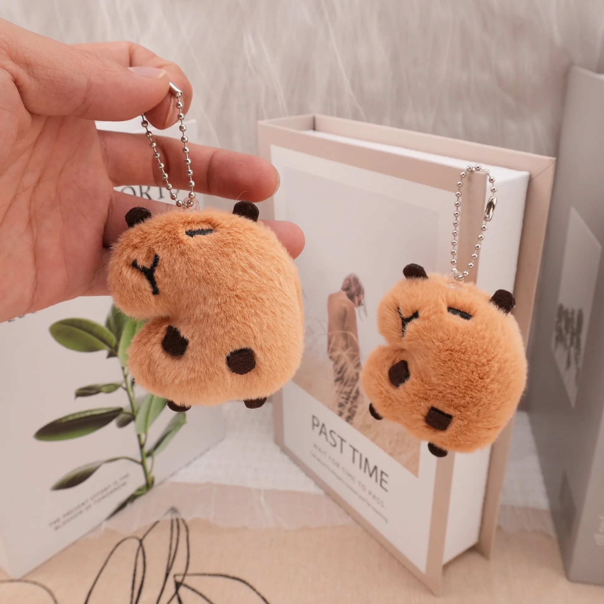 

100 Pcs Squeaky Kapi Bara Plush Doll Pendant Cute Girl Heart Cartoon Charm Hanging Chain Ears Guinea Pig