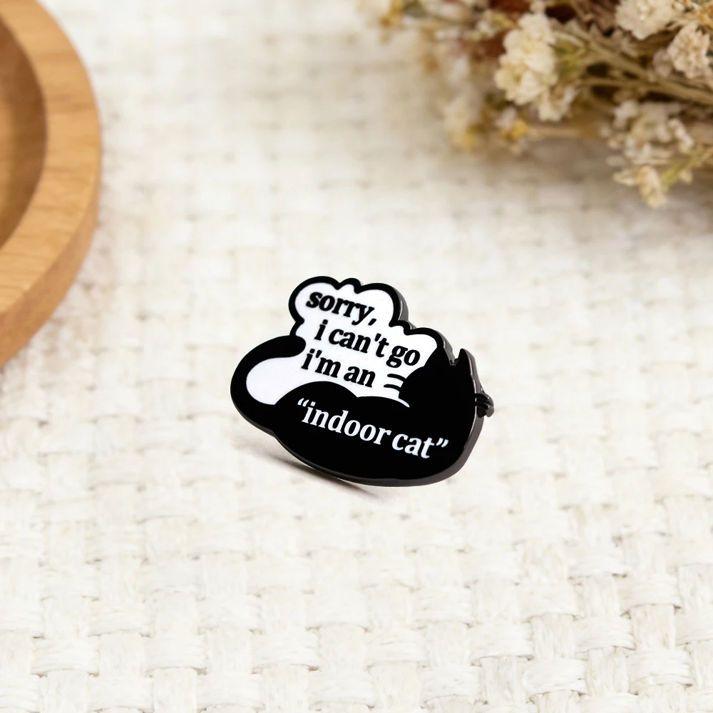 Lustige Katzen-Emaille-Pin „Tut mir leid, ich kann nicht gehen, ich bin eine Hauskatze“ Brosche Introvertierter Sozialangst-Abzeichen Schwarze Katze Schmuck Geschenk für Freunde – Detail 6