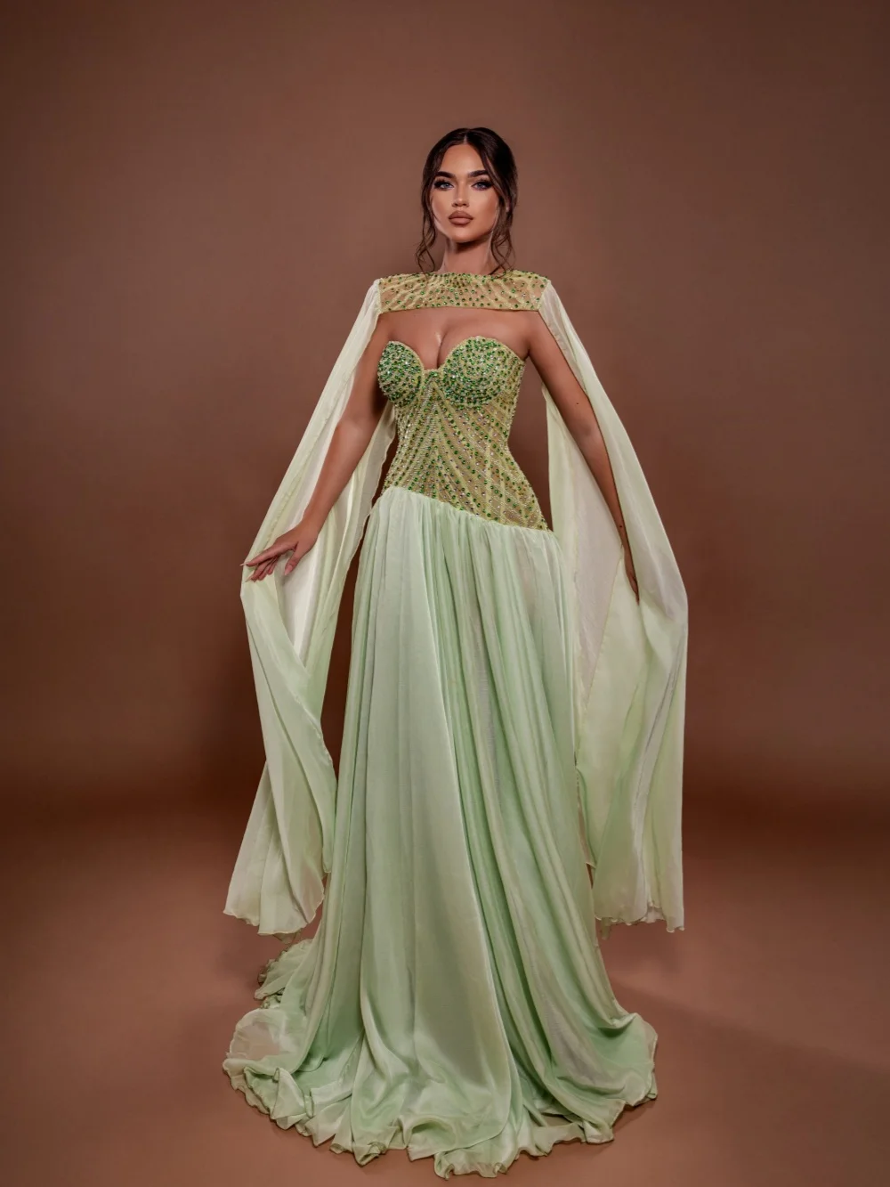 Lichtgroene avondjurk met kralen en cape Vloerlengte Sweetheart Hals Bruiloftsjurk Op maat gemaakte glamoureuze banketjurken