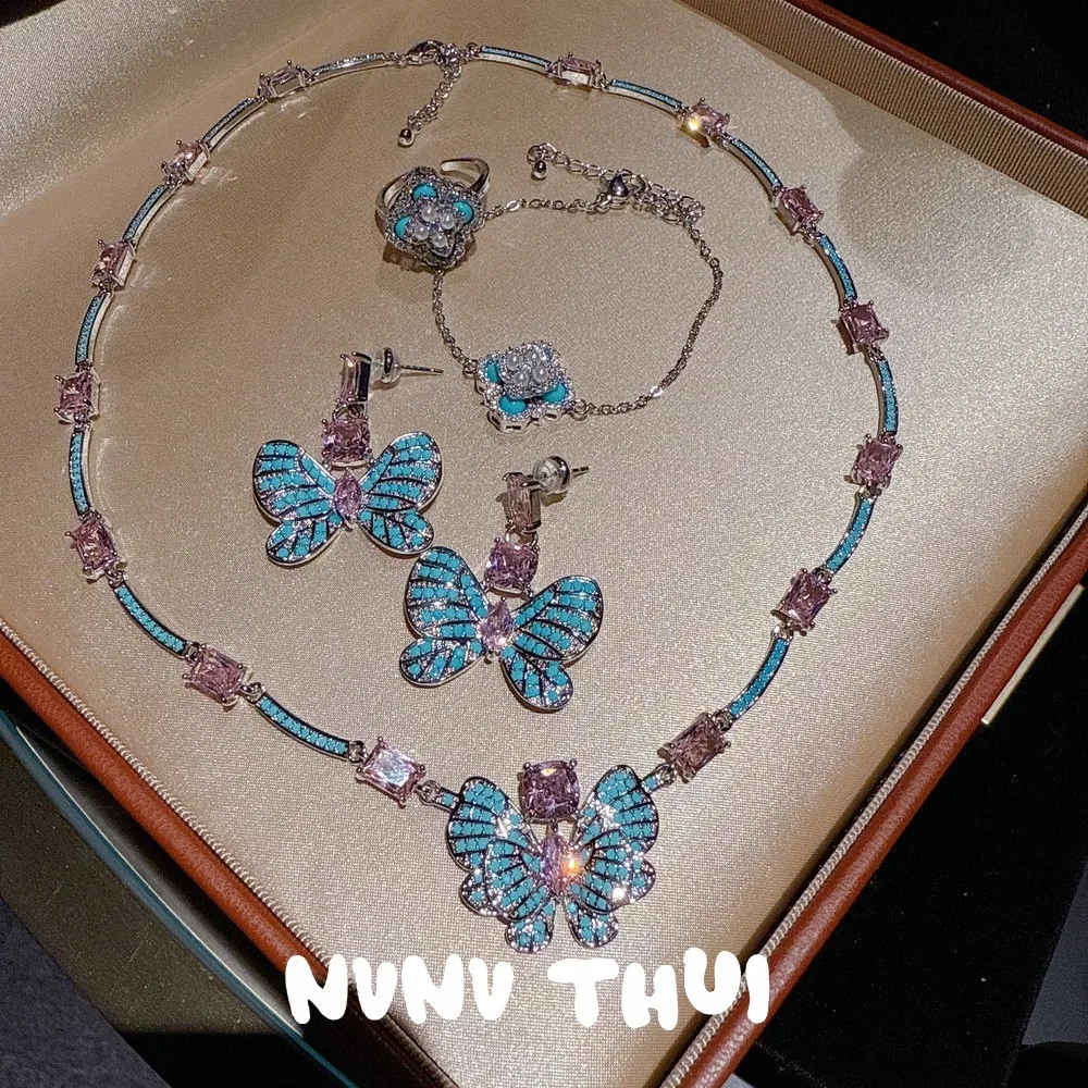 

Изысканный комплект украшений: ожерелье с австрийскими синими бабочками и цветами, инкрустированное драгоценными камнями, и серьги с цирконами.