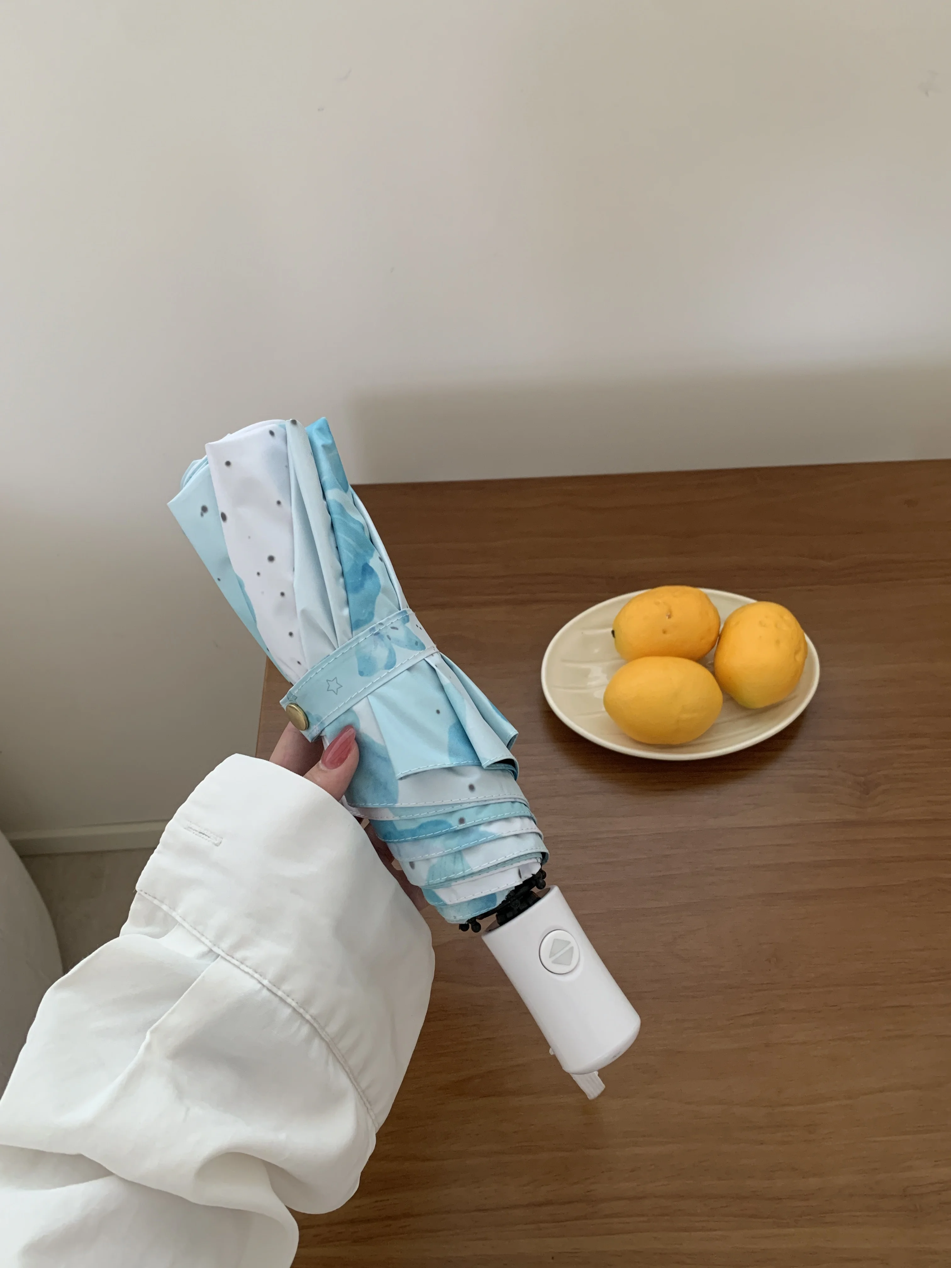 

1 шт., женские зонты со скидкой 70%, легкий зонт двойного назначения для солнца и дождя, синий цветочный дизайн, художественный зонтик-сюрприз, подарок