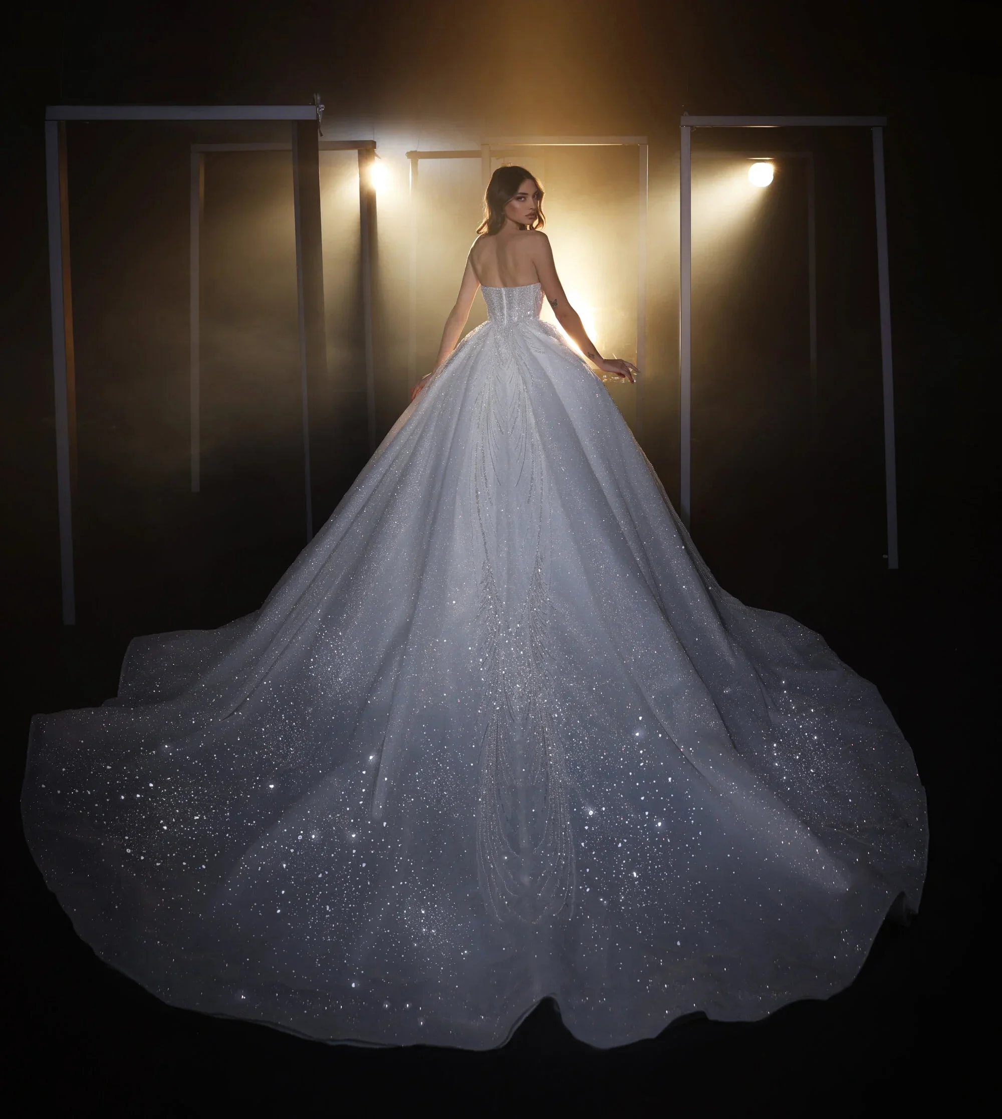 2025, maßgeschneidertes, glänzendes, trägerloses Hochzeitskleid, luxuriöses Glitzer-A-Linien-Brautkleid, geschwungener Zug, Bodenrobe