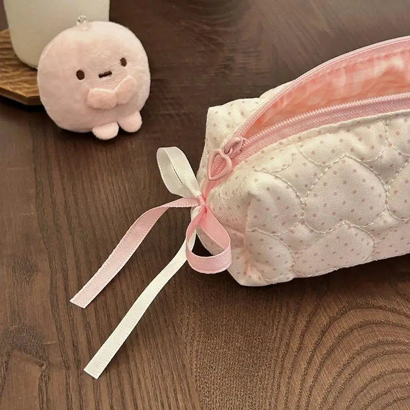 Weiche, gesteppte Federtasche mit schönem Erdbeer-Print und großem Fassungsvermögen, perfekt für Schüler und zur Aufbewahrung von Büromaterial. – Detail 9
