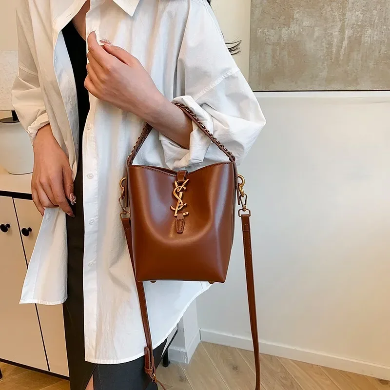 

2025 New Fashion Artisan Crafted Crossbody Satchel - Vegetable-Tanned Leather with Patina Development & Brass Feet