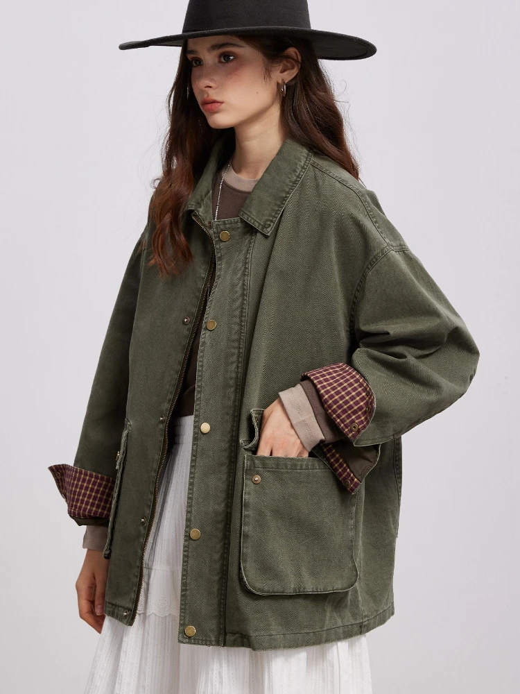 แจ็คเก็ตยีนส์สีเขียวทหารสไตล์วินเทจสำหรับผู้หญิง ลายสก็อตแบบแพทช์เวิร์ค เสื้อโค้ทโอเวอร์ไซส์สำหรับฤดูใบไม้ผลิและฤดูใบไม้ร่วง แจ็คเก็ตมีกระเป๋าแบบคาร์โก้ แจ็คเก็ตแบบฟอกสี