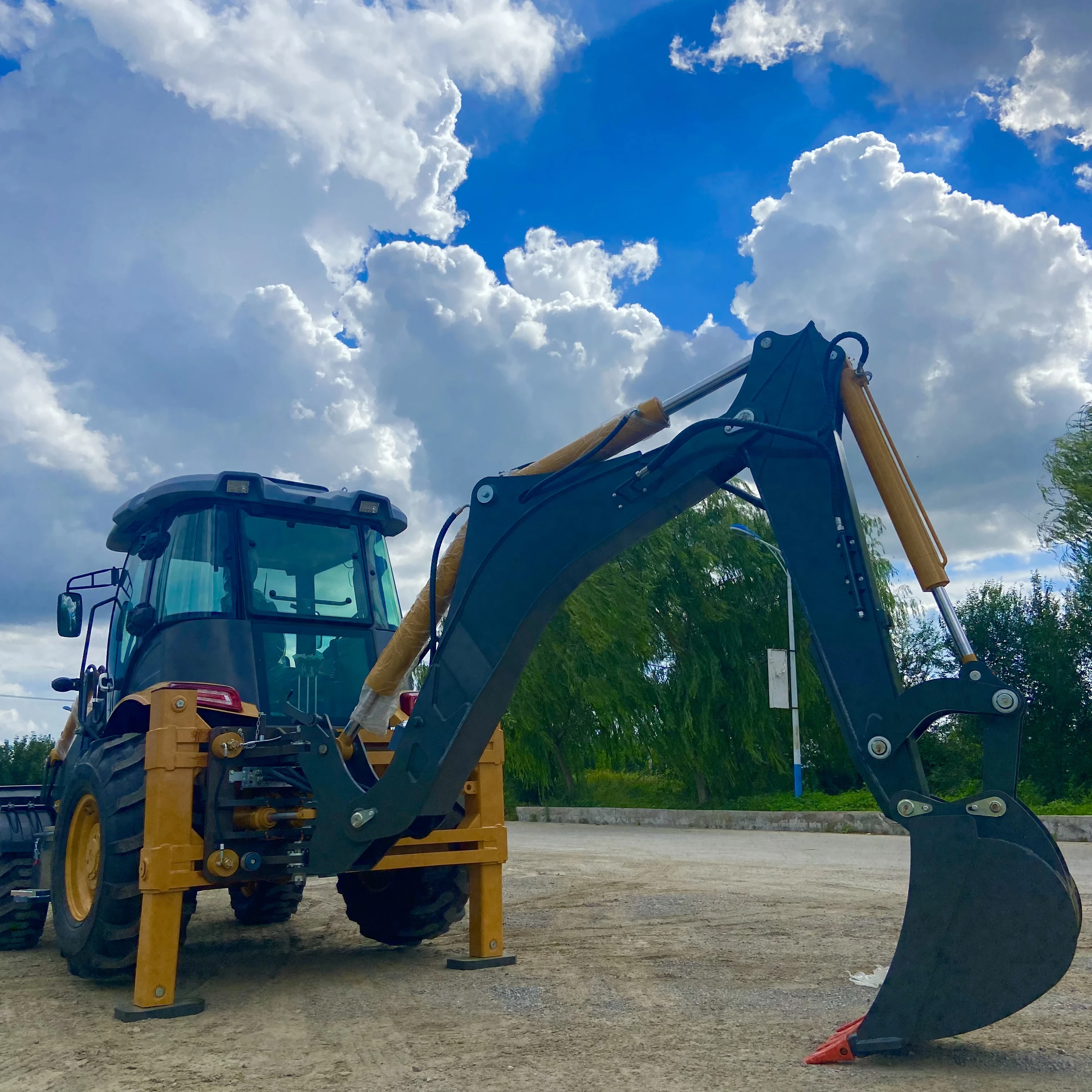 Backhoe Loader Produsen Cina Front Loader 4X4 Traktor pertanian Wheel Loader Mesin diesel Cummins Penggali yang Dapat Disesuaikan