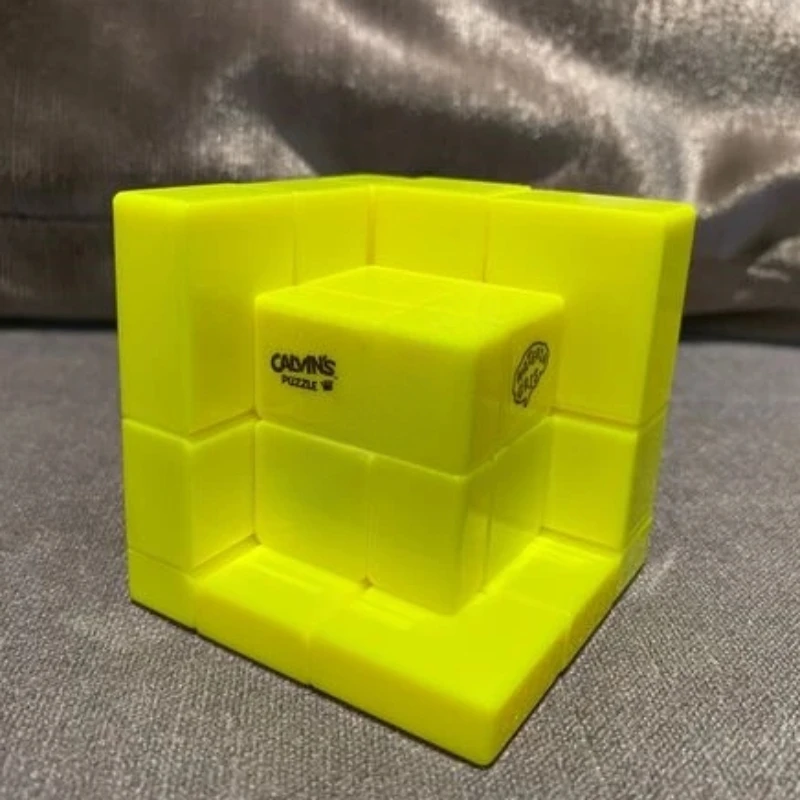 Calvin's Puzzle Cube dans une petite boîte transparente, 3x3, effet miroir gris à l'intérieur, corps noir, étiquette argent-or, cube magique revêtu de fonte